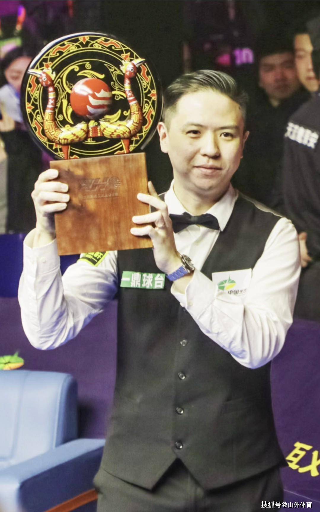 场精彩的竞 场精彩的竞